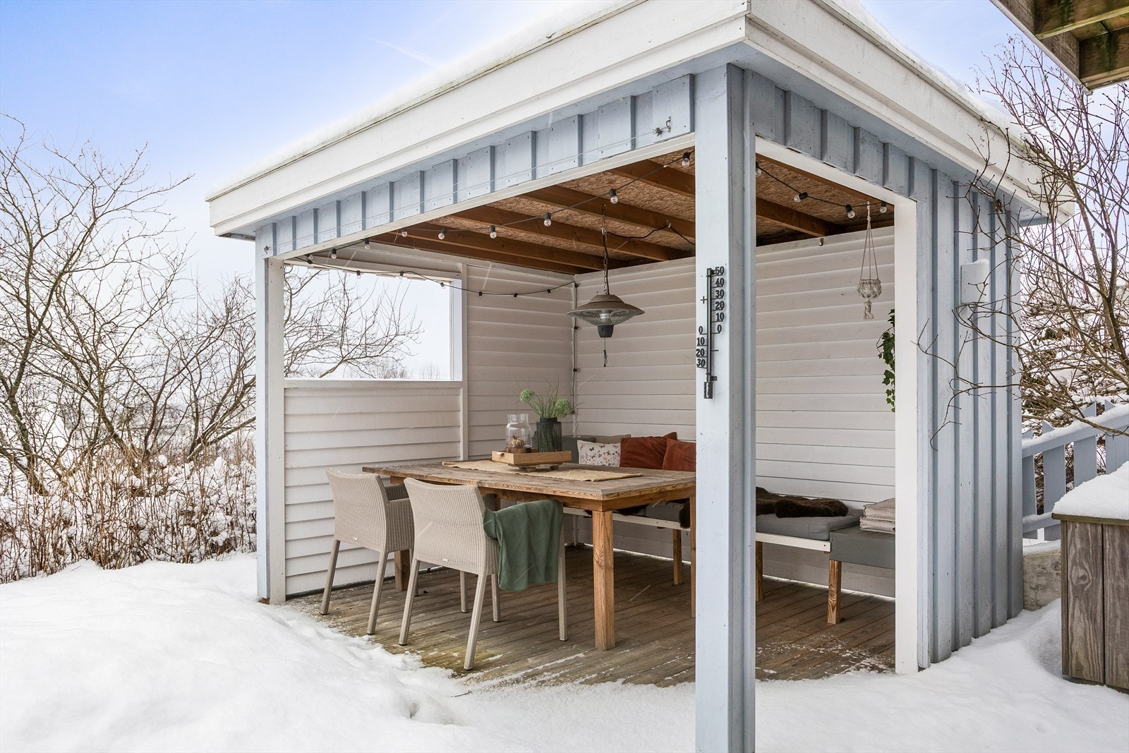 Boligen ligger fint til og har solrike uteområder Galleribilde