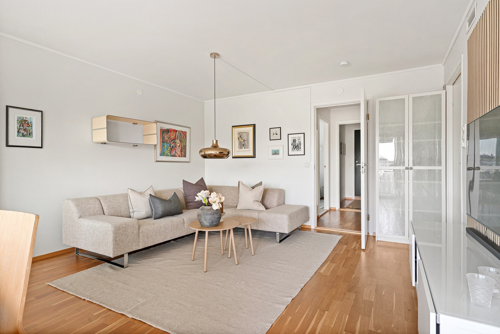 Luftig stue med gode lysforhold. Galleribilde