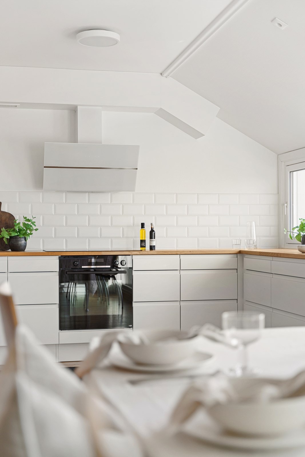 Tidløst HTH kjøkken med hvite, slette fronter. Galleribilde