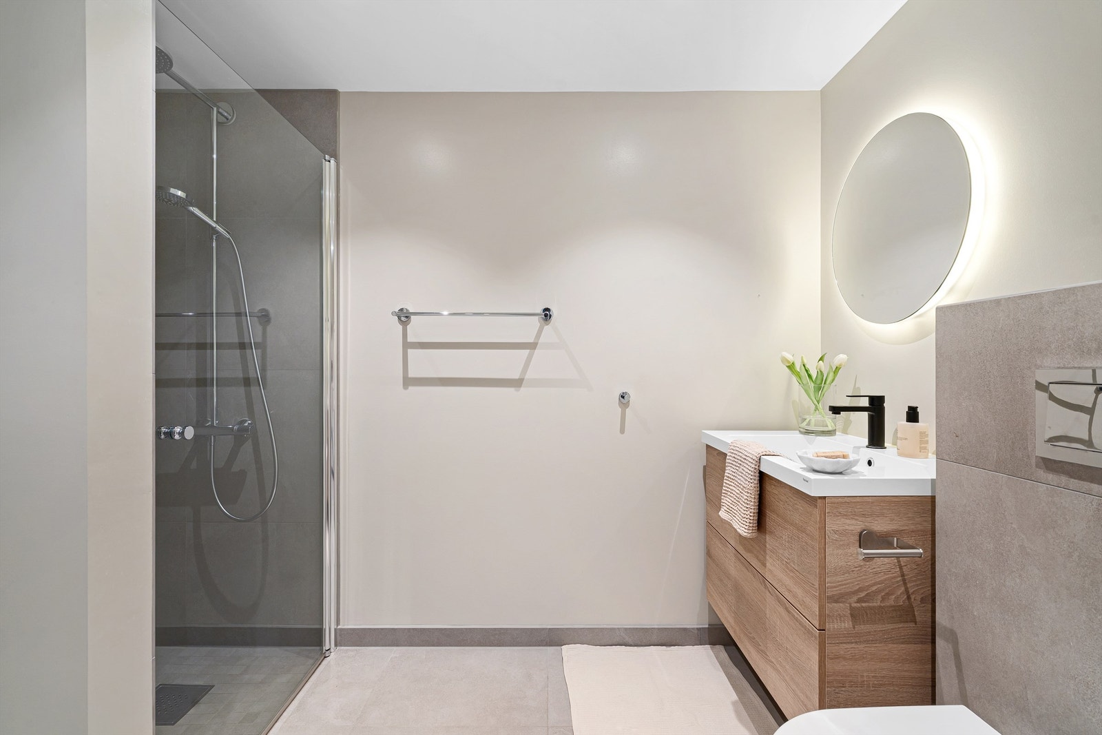 Fliselagt bad i behagelig fargepalett. Galleribilde