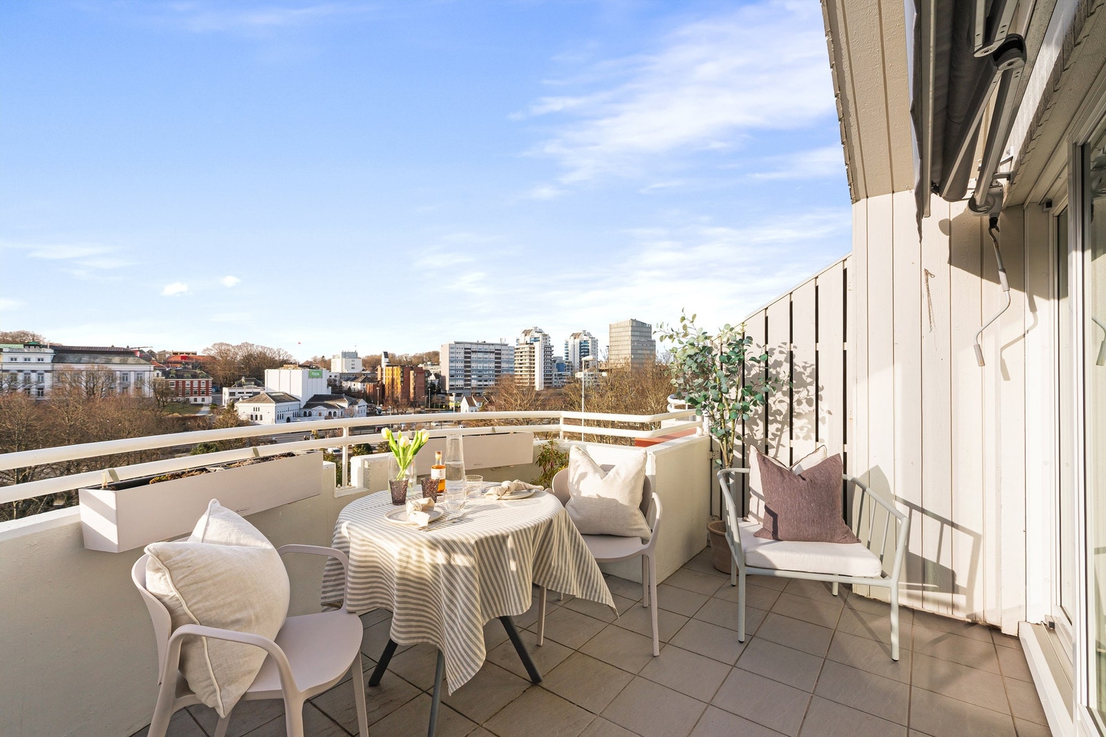 Romslig balkong med god plass til møblement. Galleribilde