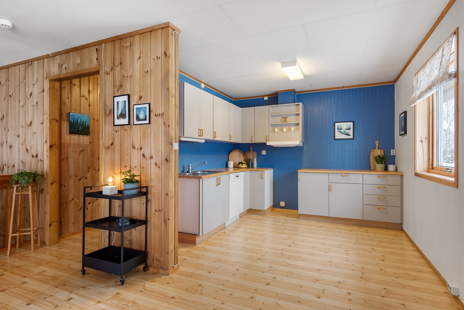 Kjøkken med innredning i vinkel. Galleribilde