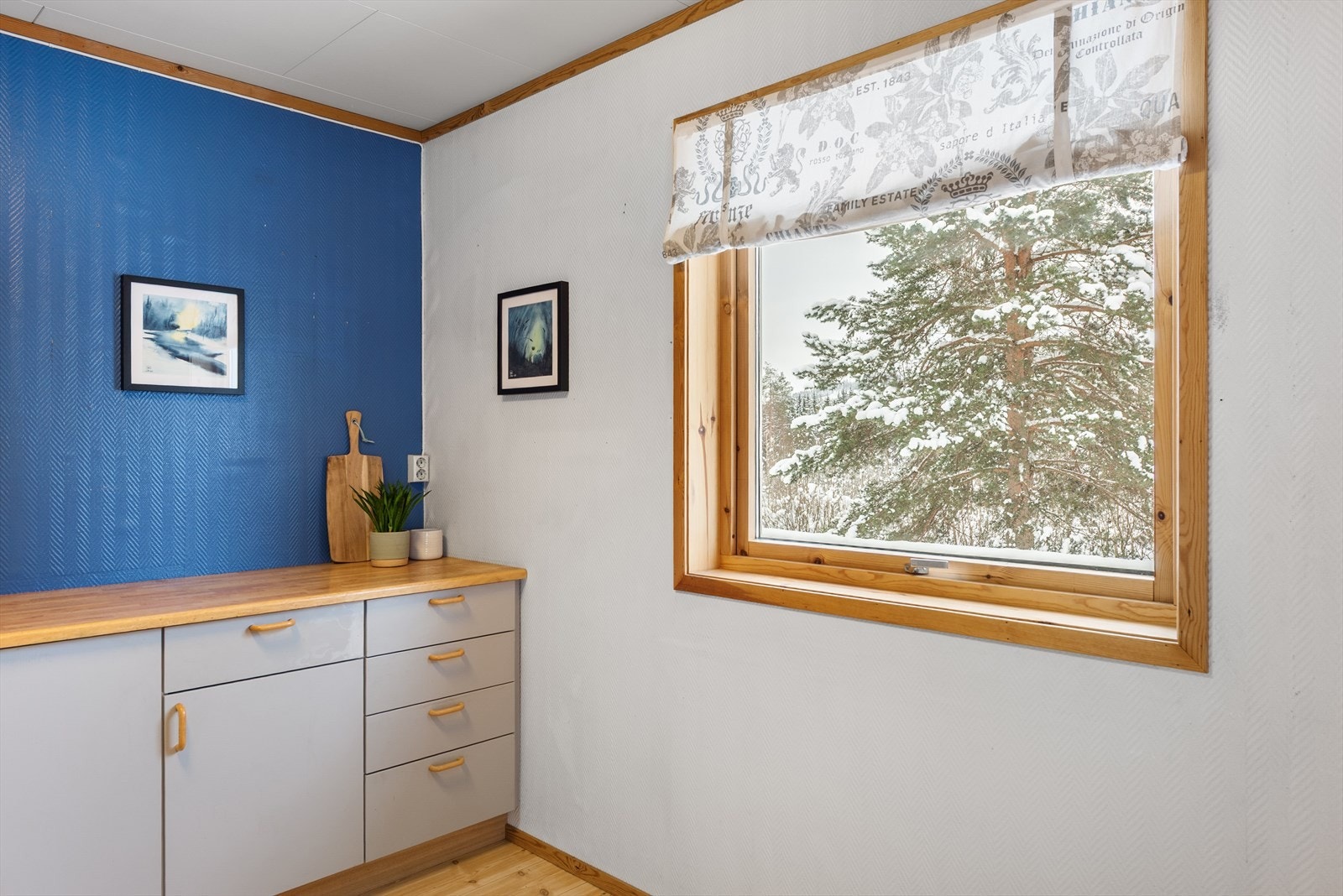 Dagslys inn på kjøkkenet. Galleribilde