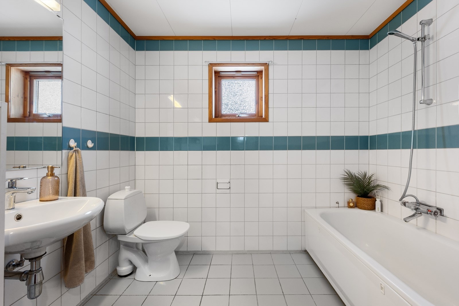 Lyst bad i 1. etasje. Galleribilde