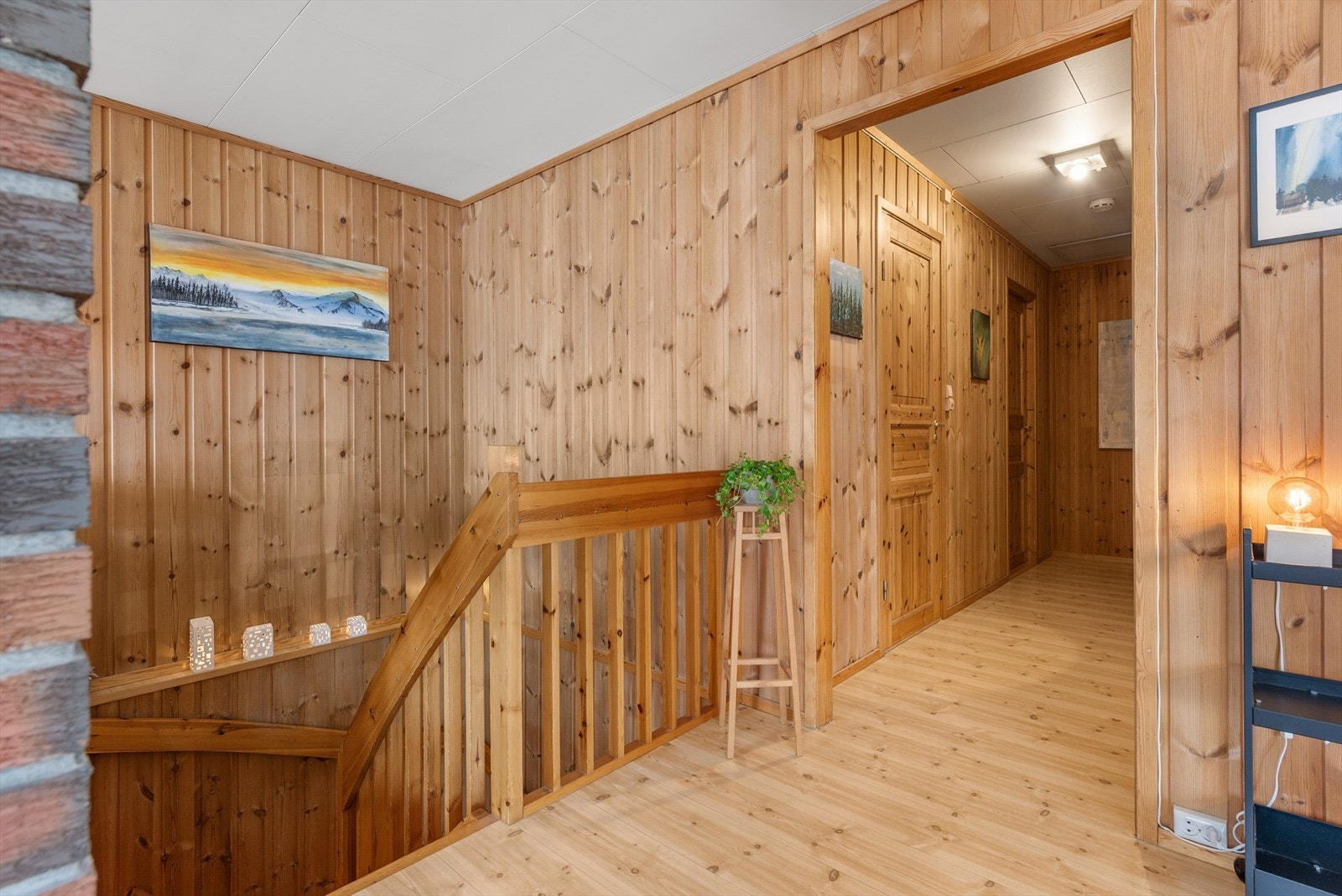 Trapp og gang til soverom og bad. Galleribilde