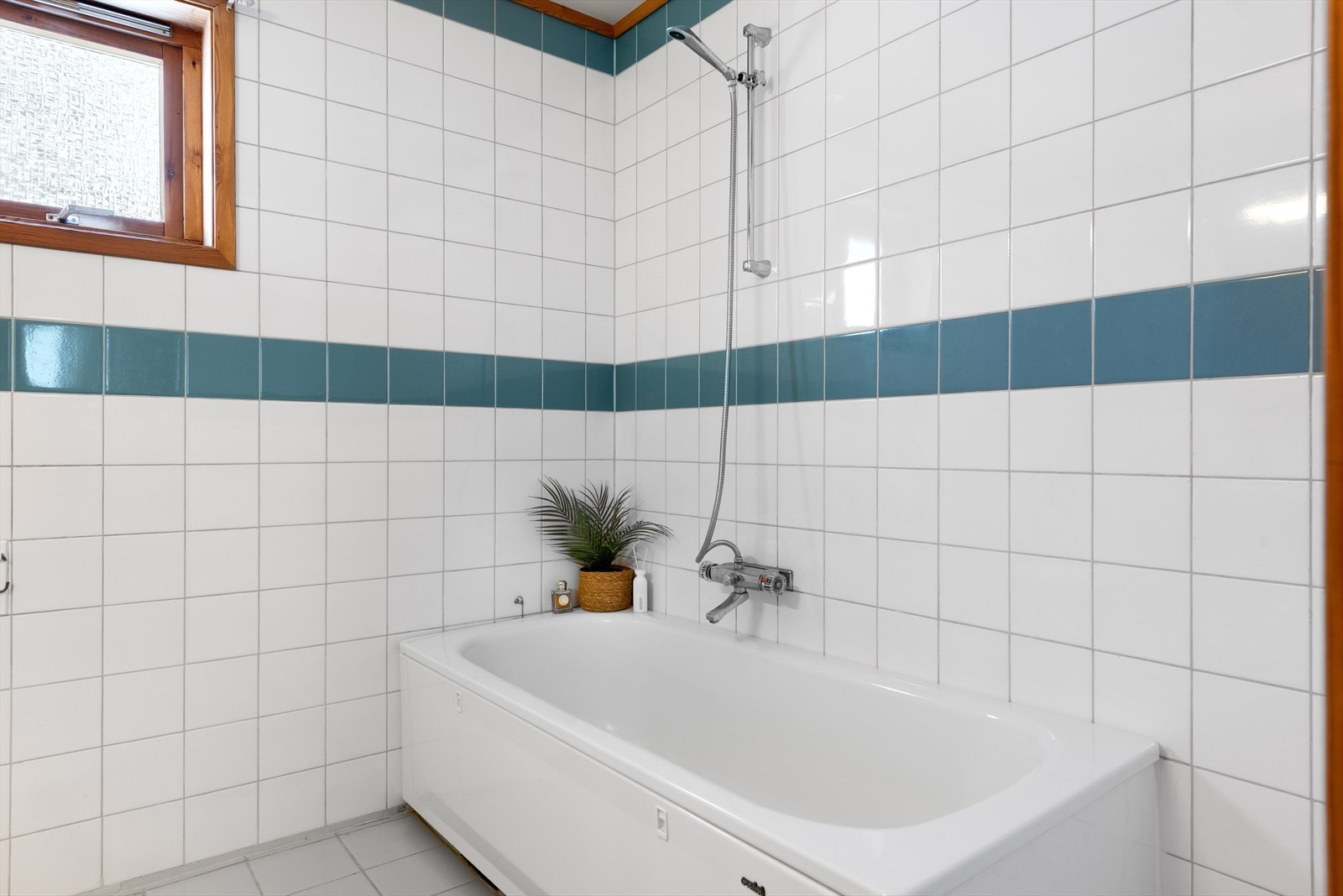 Veggdusj og badekar på badet. Galleribilde