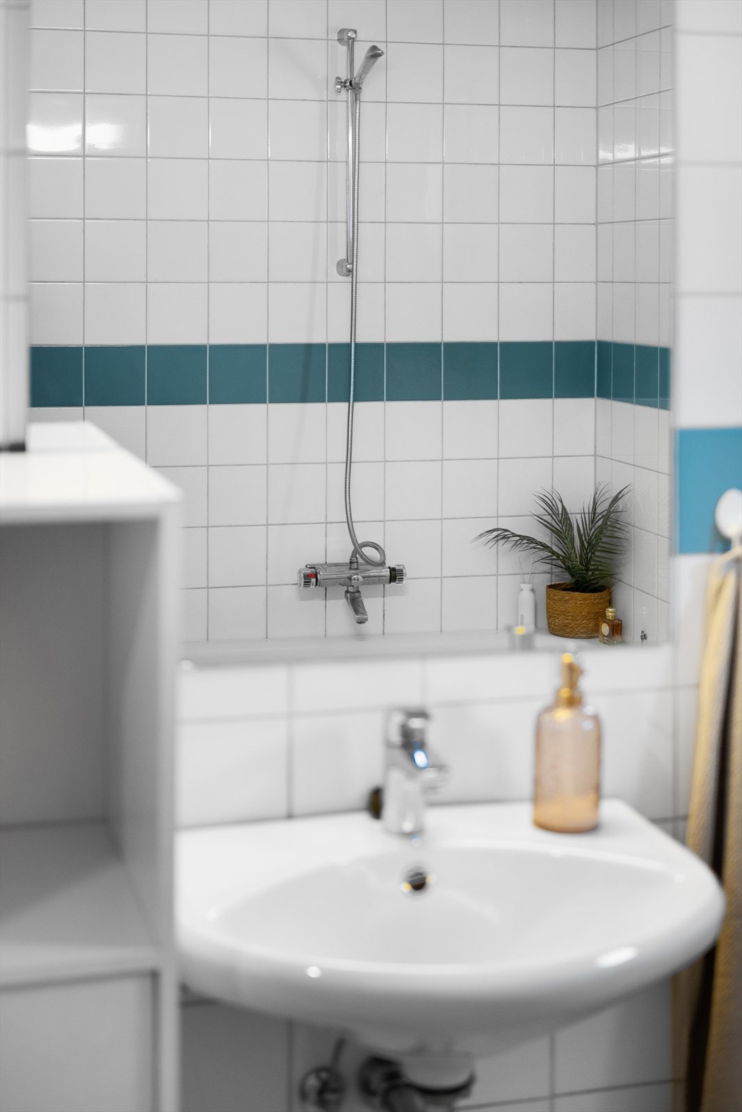 Eldre bad med dusj i 1. etasje. Galleribilde