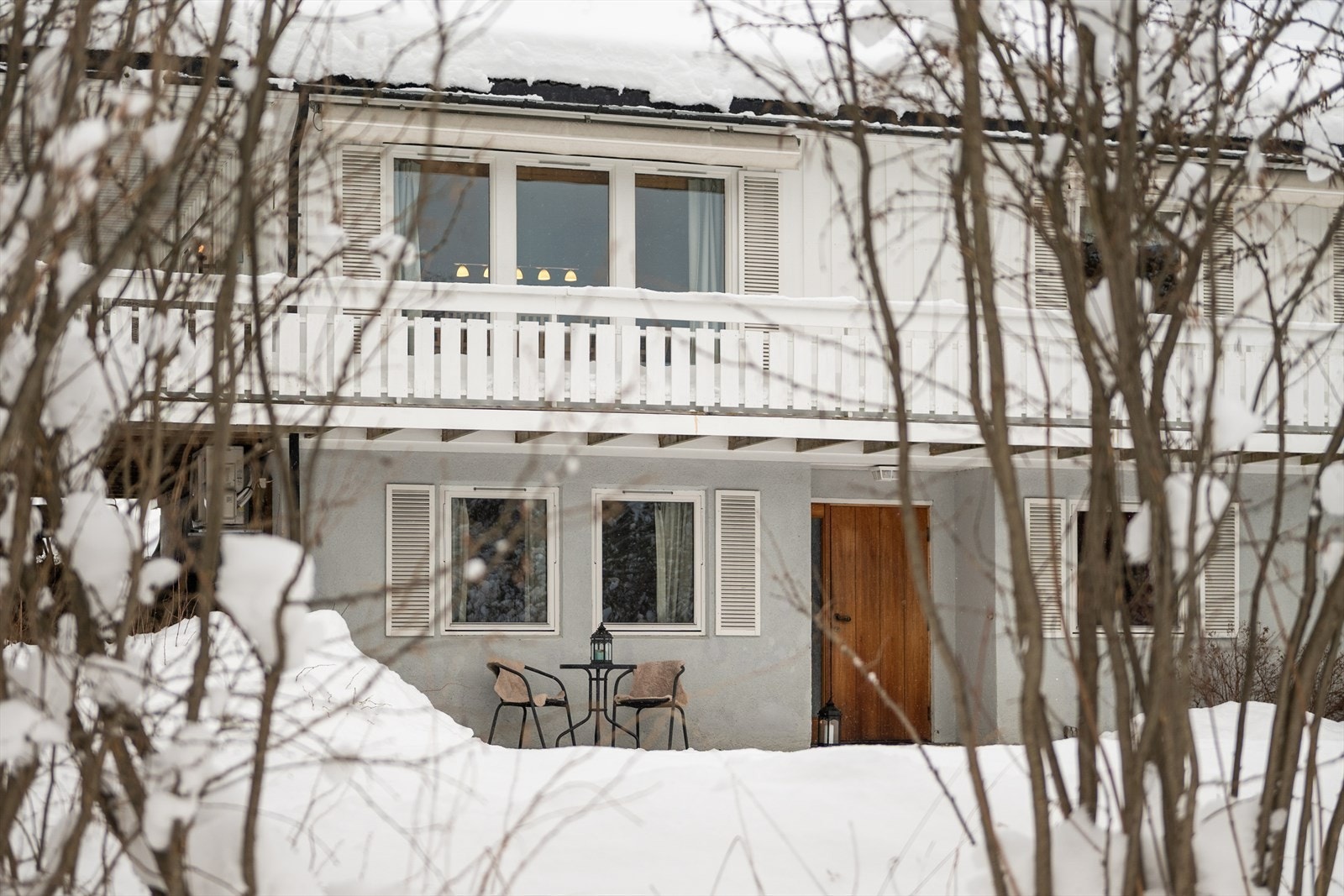 Inntrukket inngangsparti i underetasjen. Galleribilde