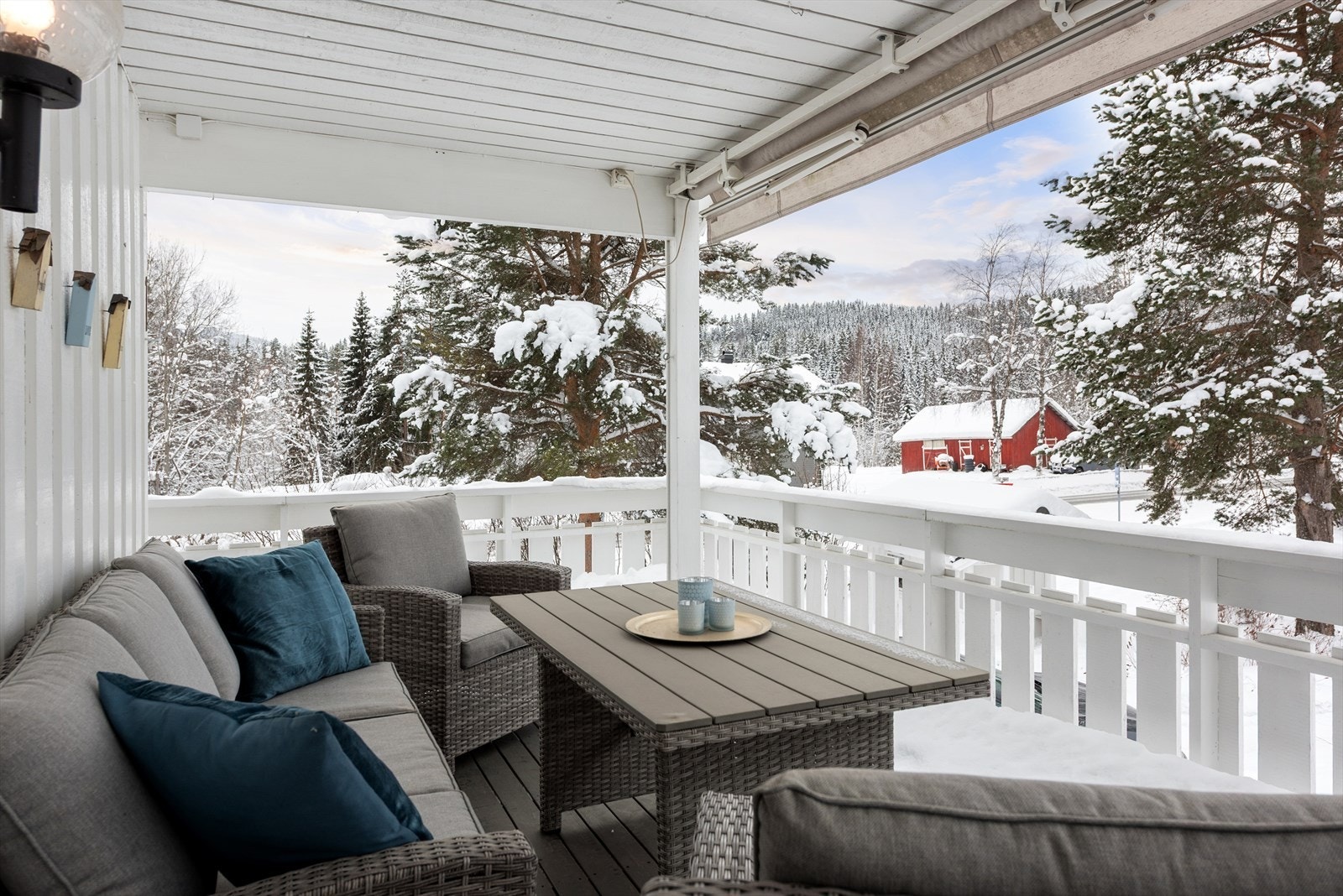 Praktisk overbygget veranda. Galleribilde