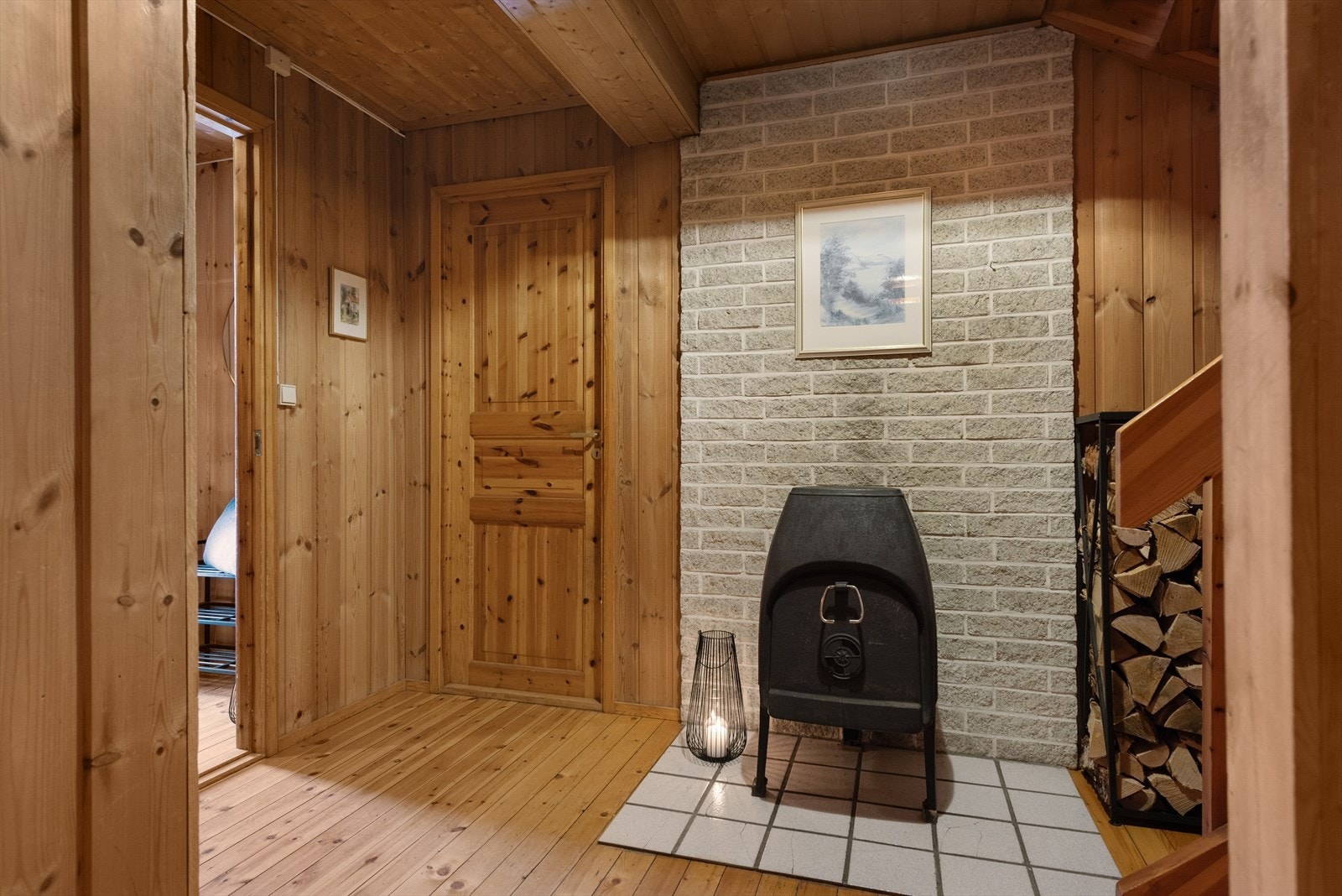 Lun og god atmosfære med vedfyring. Galleribilde