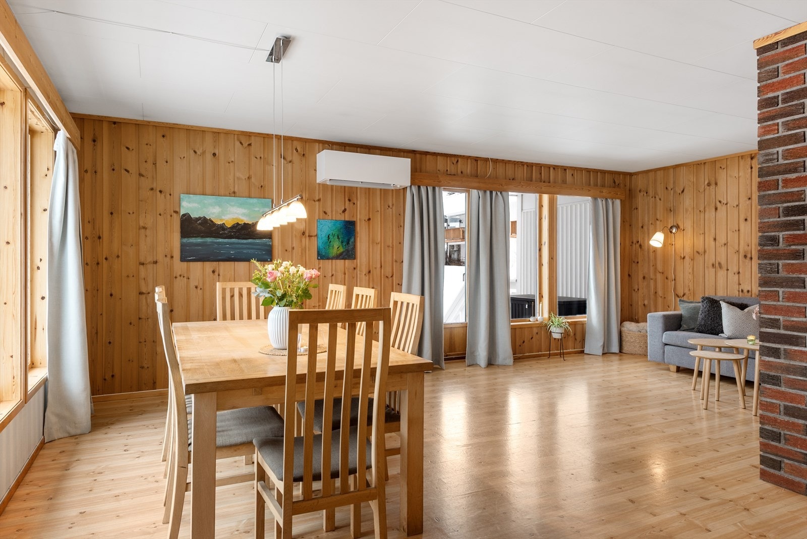 God plass til både spisestue og sofakrok. Galleribilde