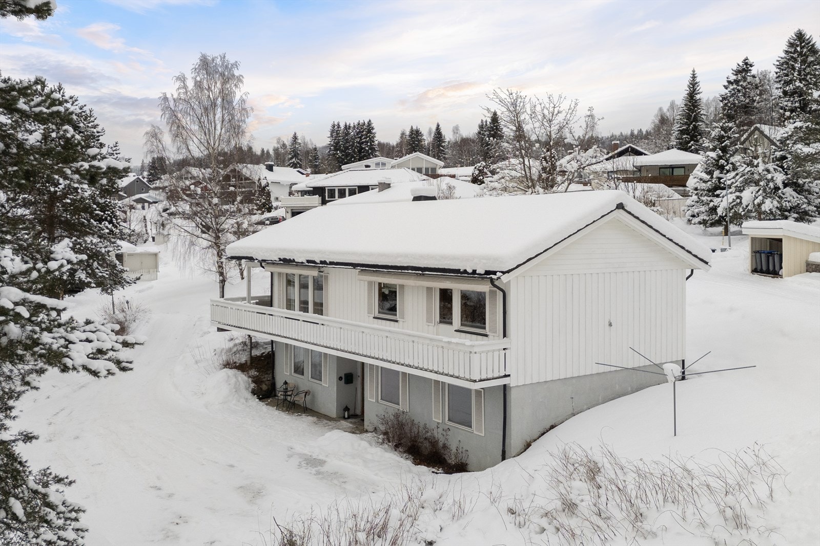 Noe skrånende tomt. Galleribilde