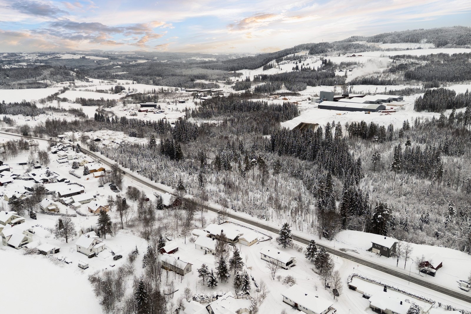 Kun noen minutters kjøring i bil til Hunndalen sentrum. Galleribilde