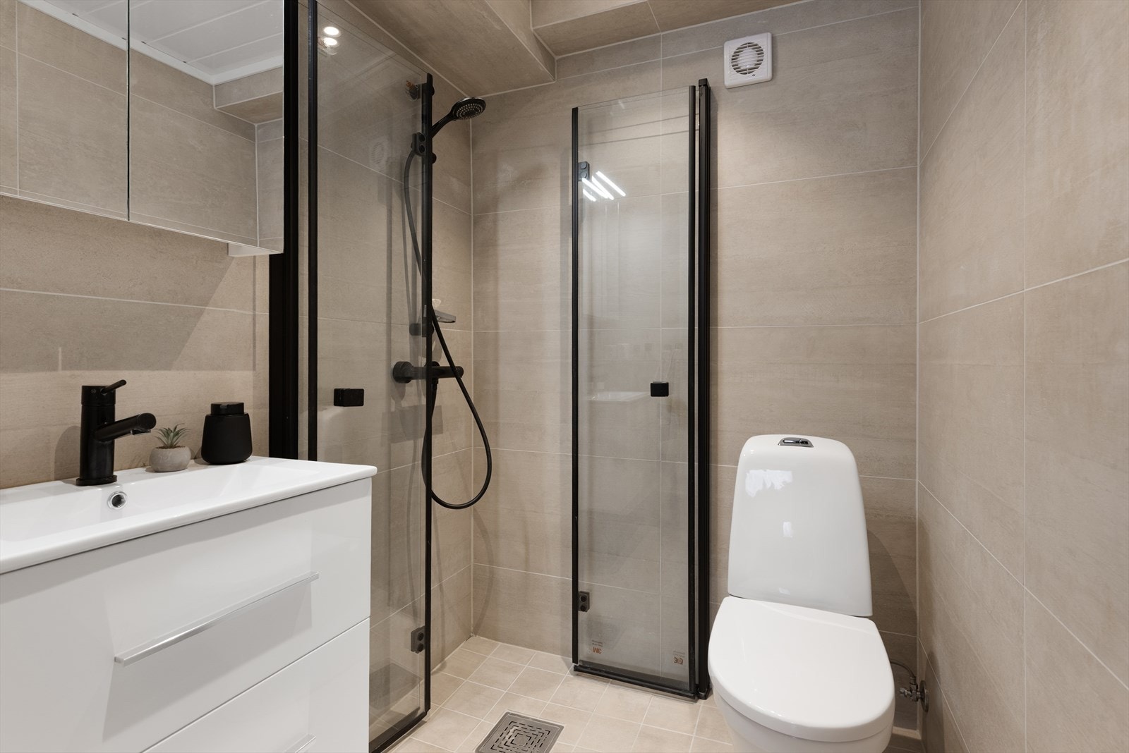 Innbydende og pent bad i underetasjen. Galleribilde