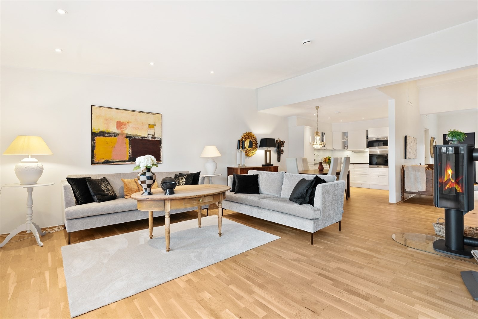 Boligen har en lys og innbydende åpen stue/kjøkken-løsning Galleribilde