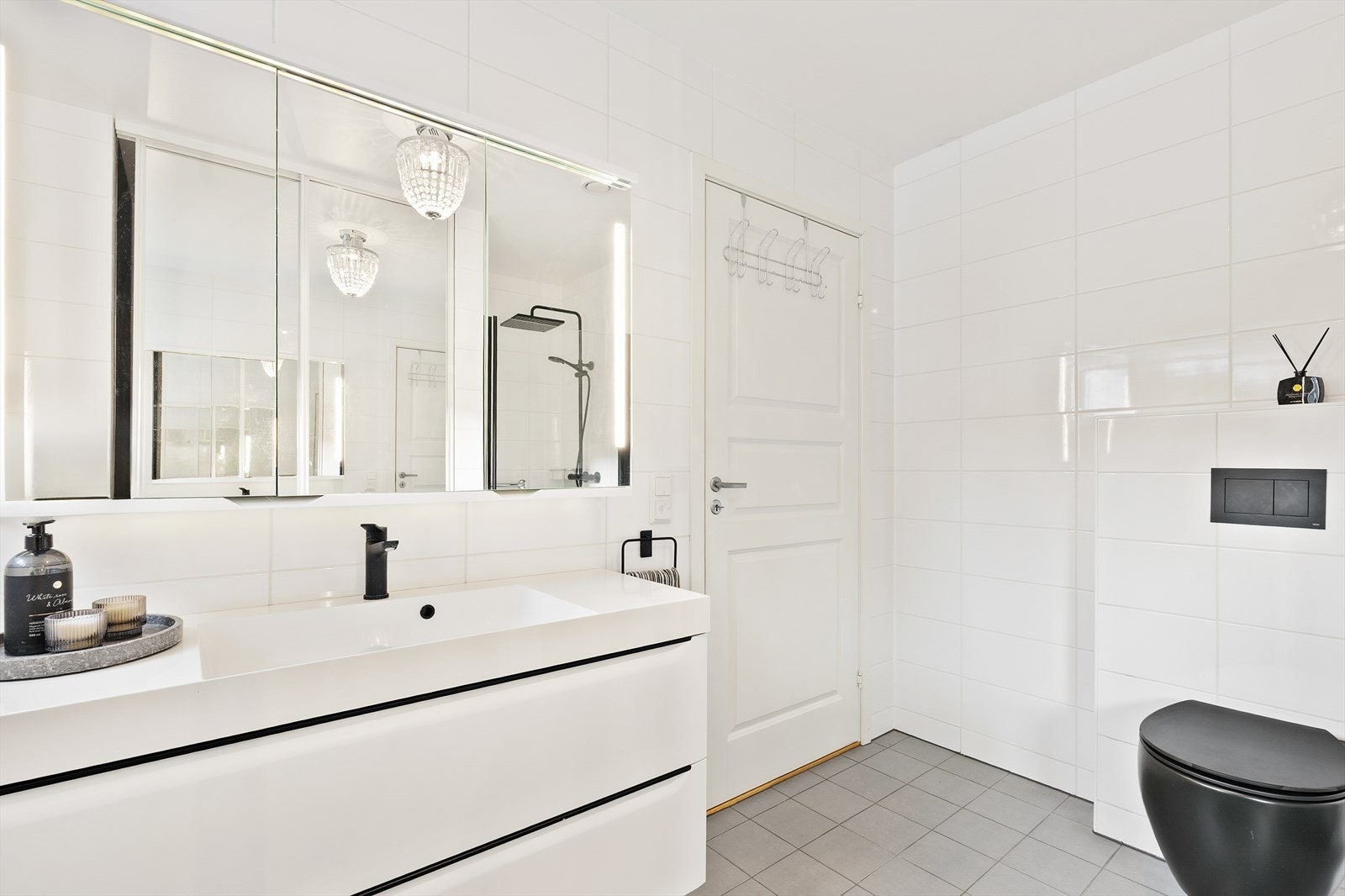 I 2025 ble det også installert nytt toalett, dusjvegger, blandebatteri, håndkleoppheng og trykkplate til toalettet i sort utførelse Galleribilde