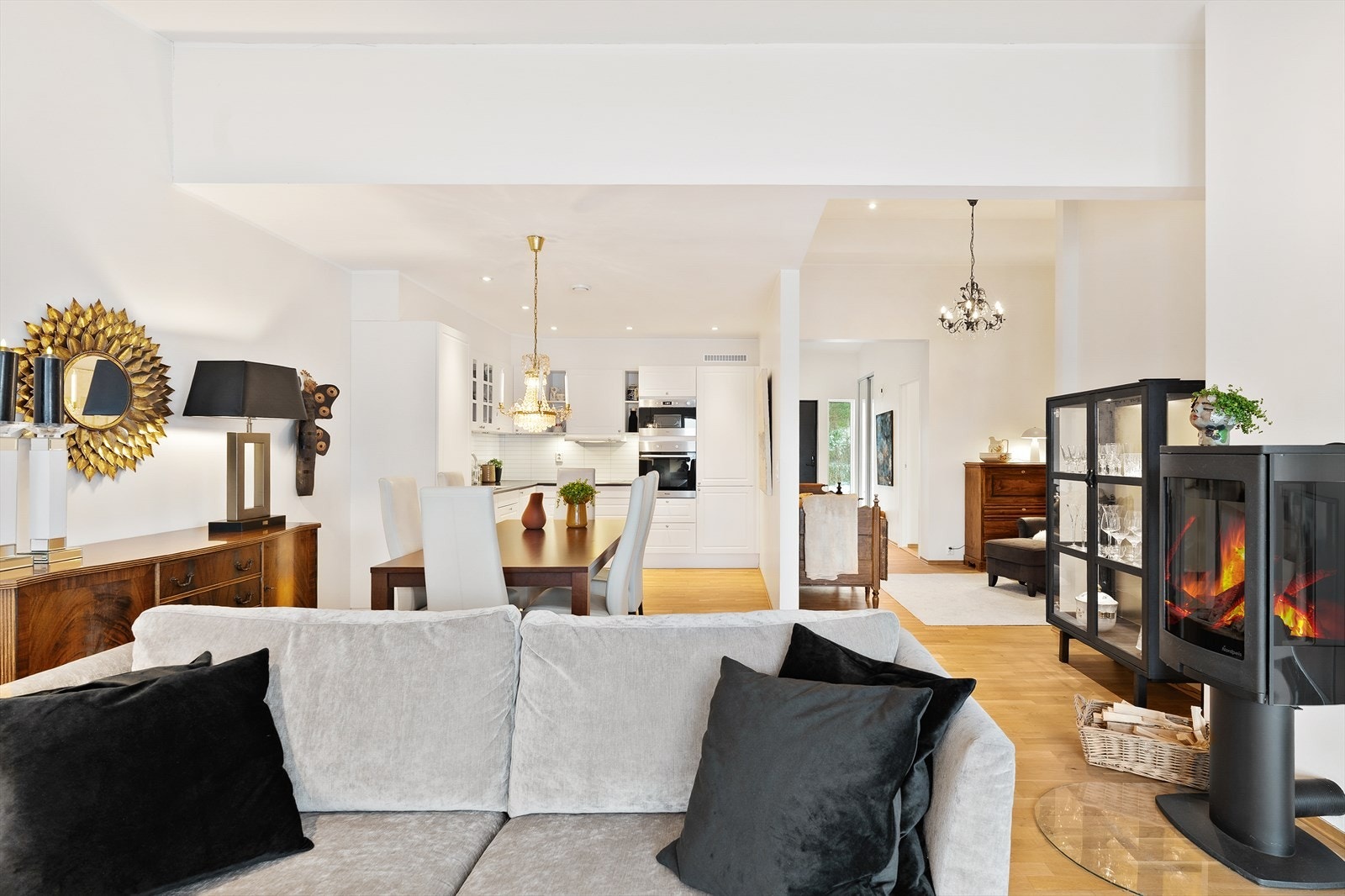 Boligen er utstyrt med varmepumpe, vedovn og balansert ventilasjon. Samt varmekabler i stue/kjøkken, bad og gang. Galleribilde