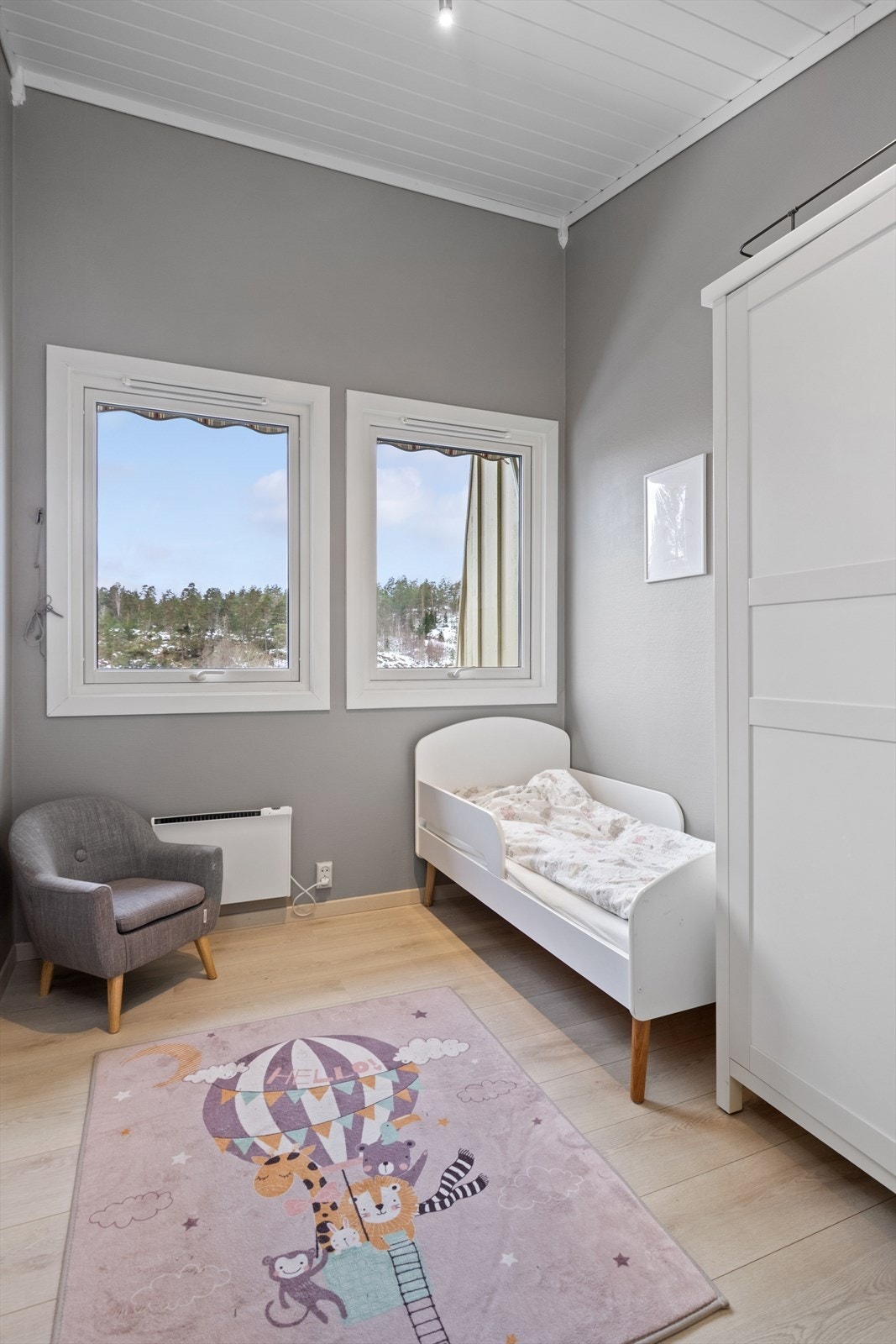 Soverom 2 og 3 har gode lysforhold, oppbevaringsløsninger, god plass til seng og utstråler en behagelig atmosfære for avslapning og hvile. Galleribilde