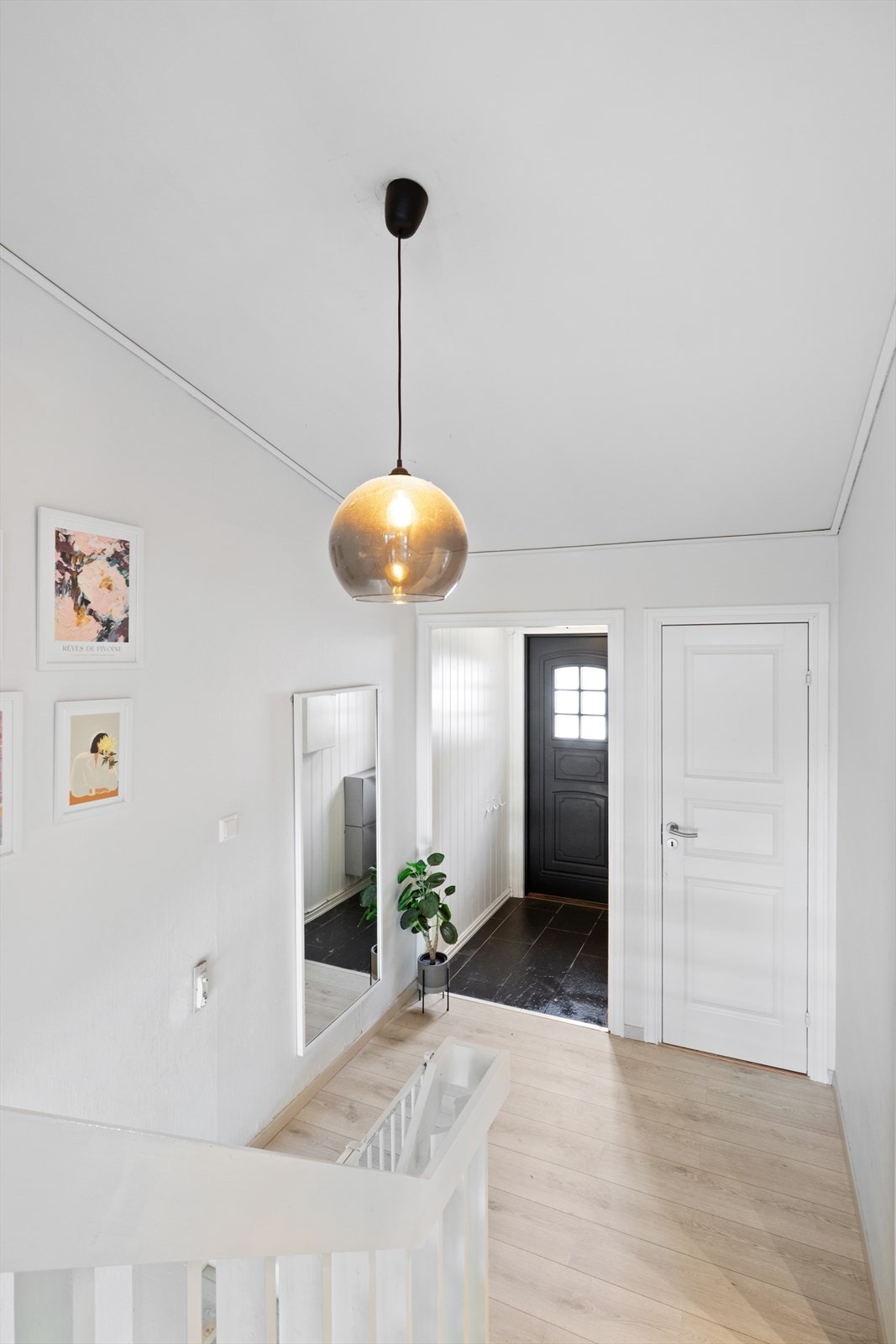 Boligen byr på en gjennomtenkt planløsning over flere plan, med lyse og trivelige rom som gir en god atmosfære. Galleribilde