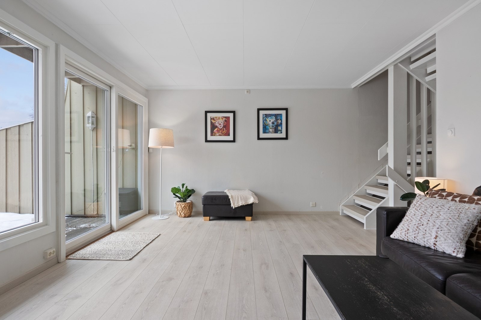 Med god plass til både spisebord og sittegruppe, er dette et fleksibelt område som passer perfekt for både avslapning og samvær. Galleribilde