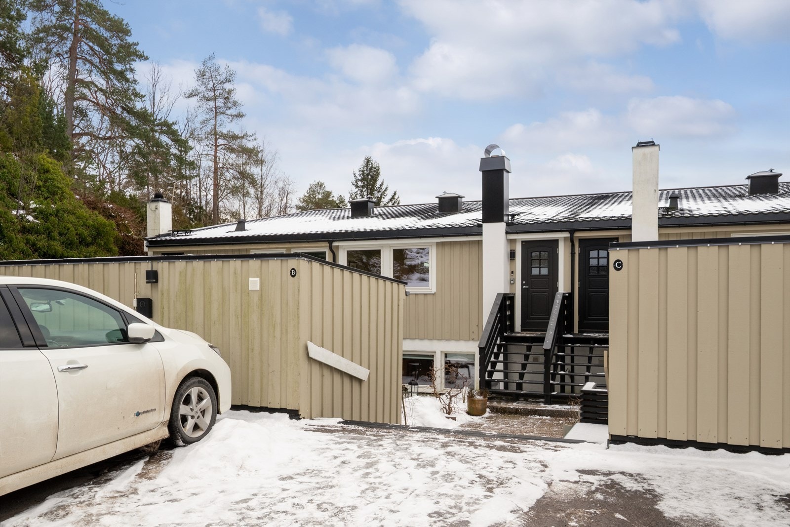 Mulighet for parkering utenfor inngangspartiet, her er det montert elbil lader. Galleribilde