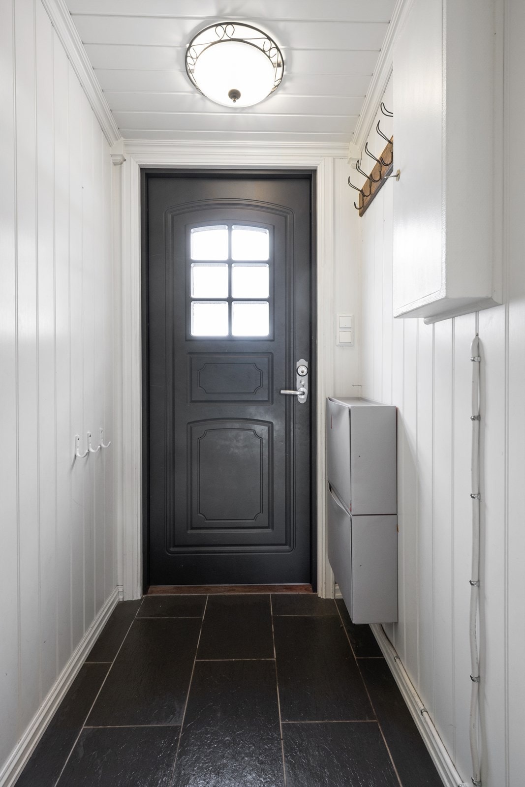 Hyggelig entrè som ønsker deg velkommen inn i boligen. Galleribilde