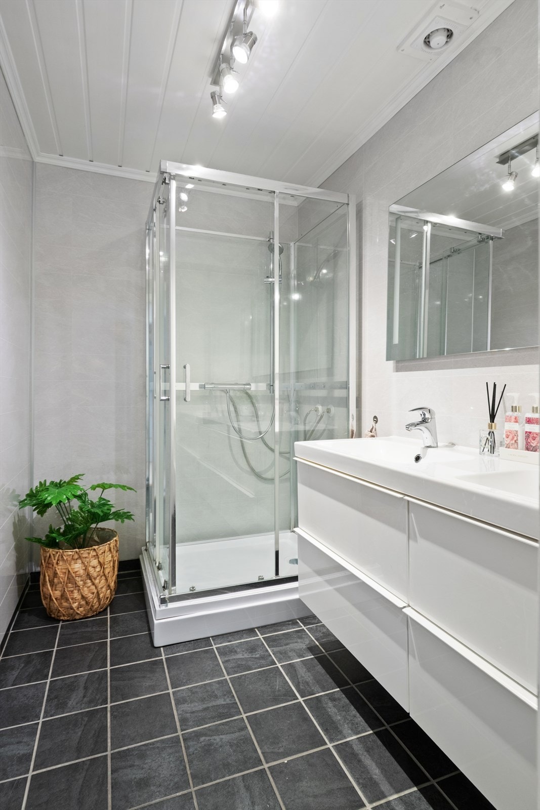 Pent flislagt bad i 2.etasje med varmekabler i gulv. Galleribilde