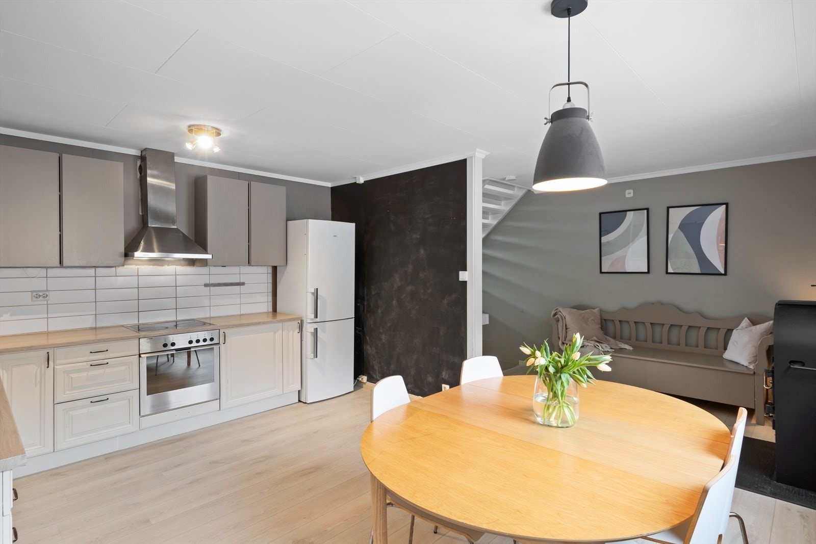 Innredningen er malt og benkeplaten er laminert i 2025. Galleribilde