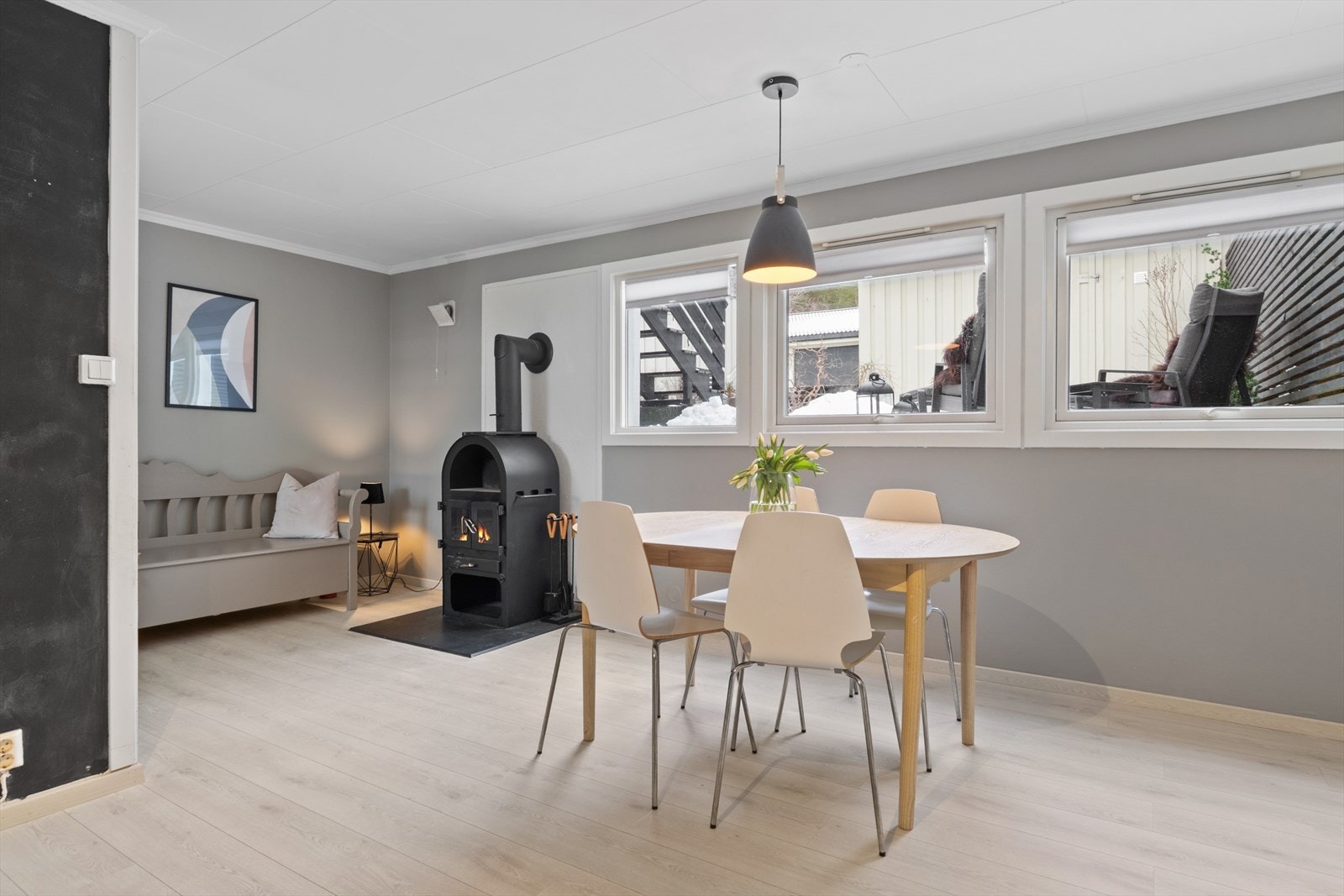 Spisebordet finner sin naturlige plassering ved kjøkkenet, her kan en fint dekke på til gjester og invitere til selskaper. Galleribilde