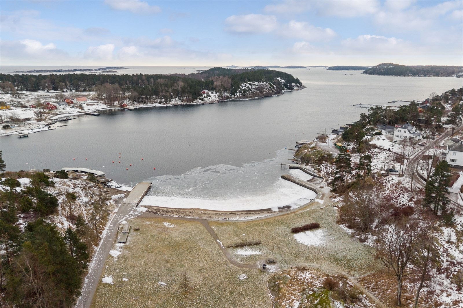 Et attraktivt sted å bo for både barnefamilier, par og enslige som ønsker en god kombinasjon av rolig bomiljø og praktisk hverdag. Galleribilde