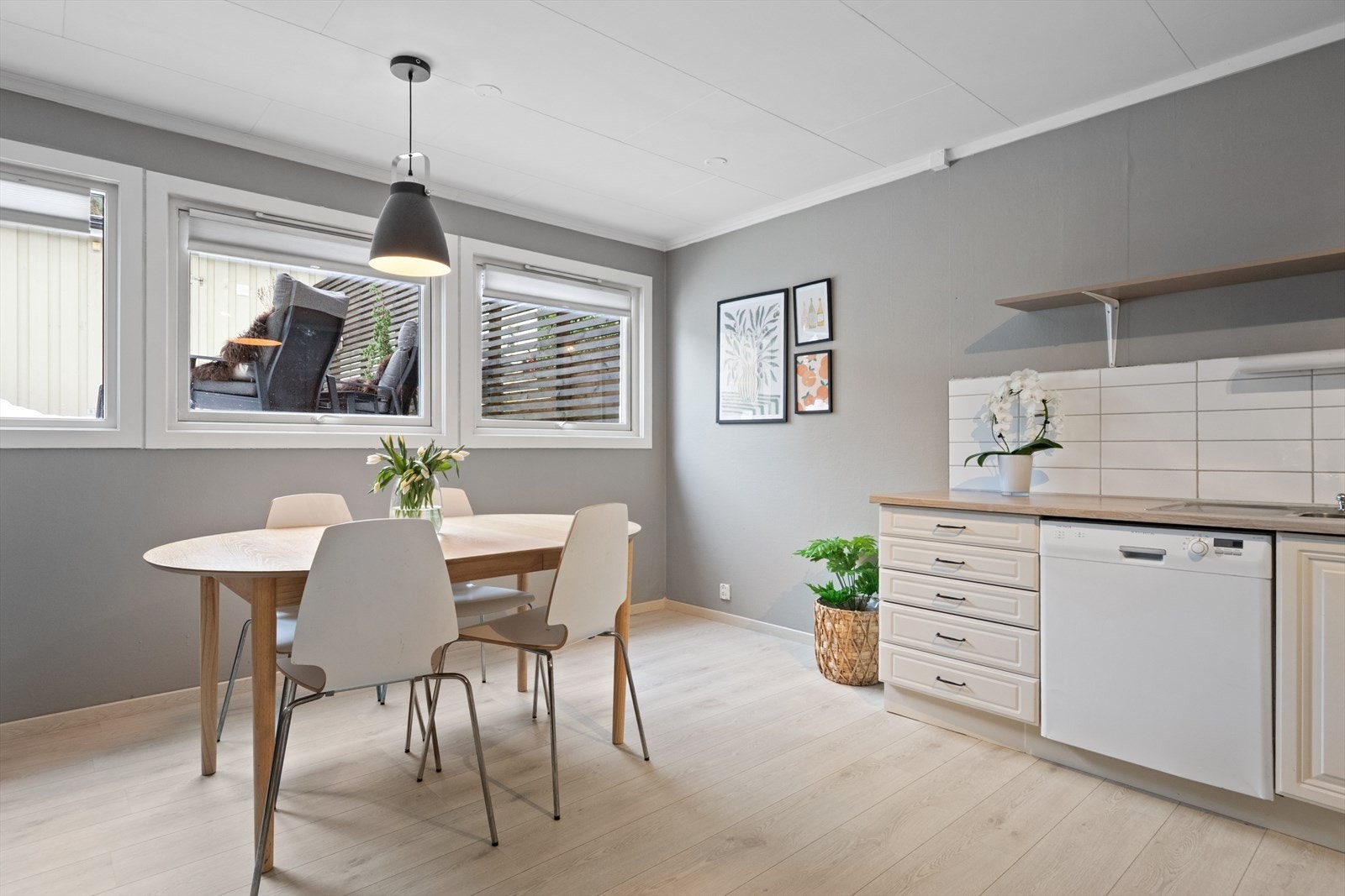 Kjøkkenet er utstyrt med frittstående hvitevarer som stekeovn med platetopp, oppvaskmaskin og frittstående kjøl/fryseskap. Galleribilde