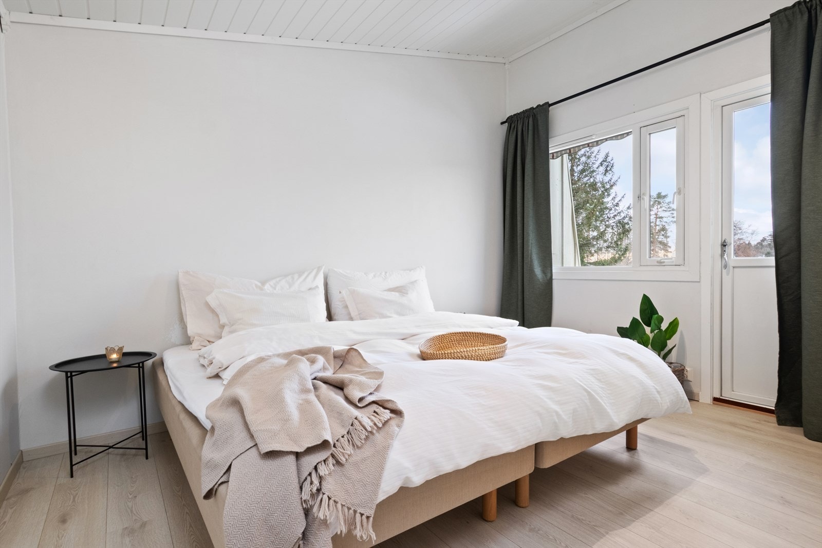 Hovedsoverommet er innredet med dobbeltseng med tilhørende nattbord og garderobeløsning. Galleribilde