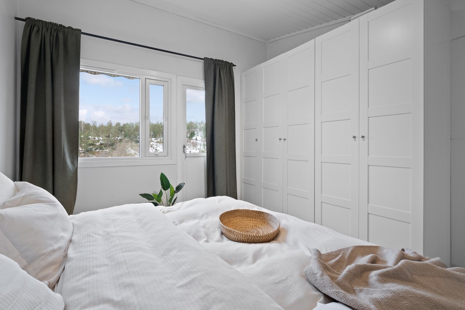 Fra hovedsoverommet er det direkte utgang til en hyggelig balkong. Galleribilde