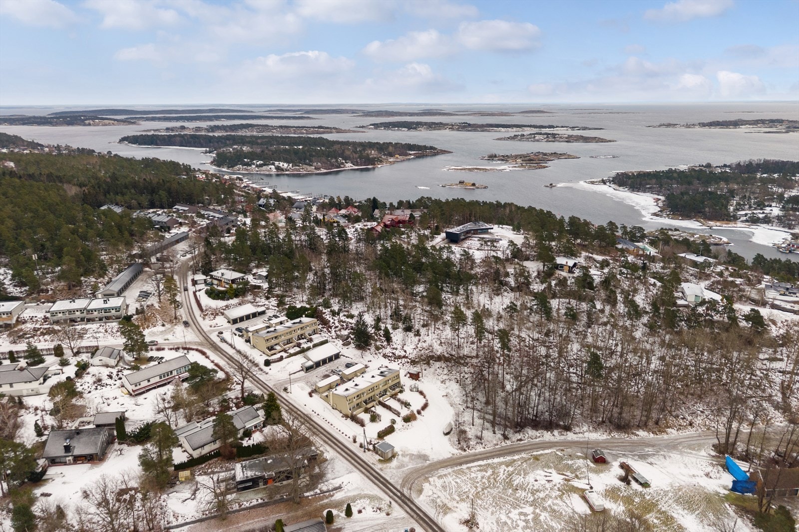Den skrånende terrengformen gir god utsikt over nærområdet samtidig som det er skjermet fra gjennomgangstrafikk. Galleribilde
