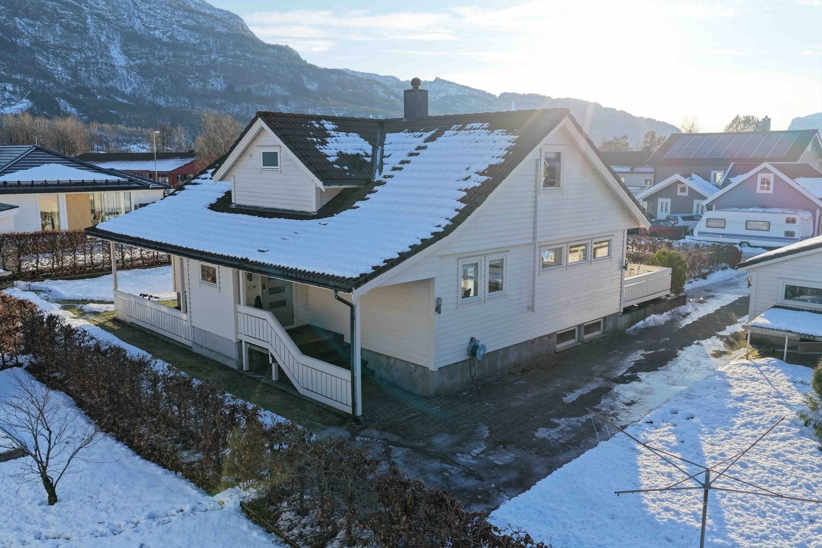 Lettstelt eiendom. Belegningsstein og plen. Overbygd inngangsparti Galleribilde