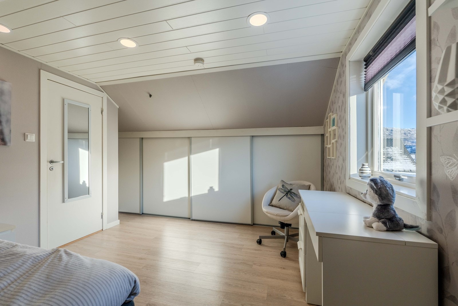 Soverom 3 . Skyvedører til klesoppbevaring Galleribilde