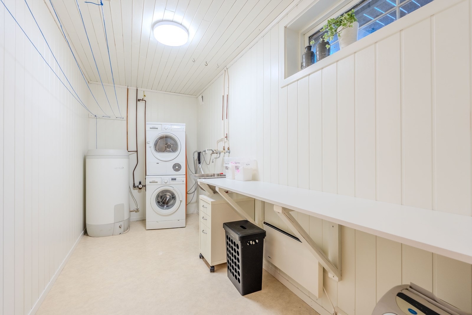 Vaskerom kjeller. Nyere varmtvannsbereder Galleribilde