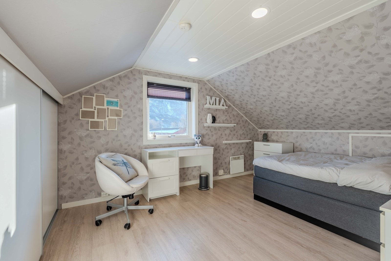 Soverom 3 . Skyvedører til klesoppbevaring Galleribilde