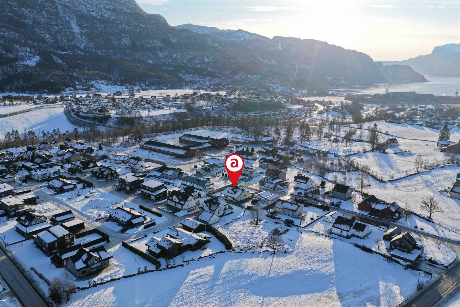 Oversikt Rød - beliggende like ved barnehage og skole Galleribilde