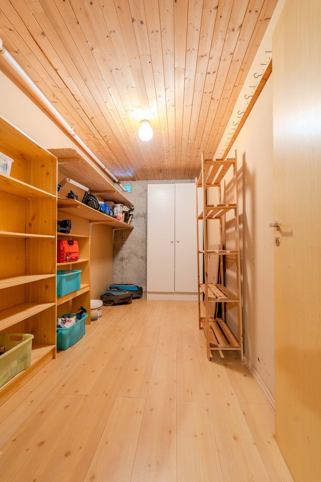 Det er flere boder i kjeller samt stort uinnredet rom Galleribilde