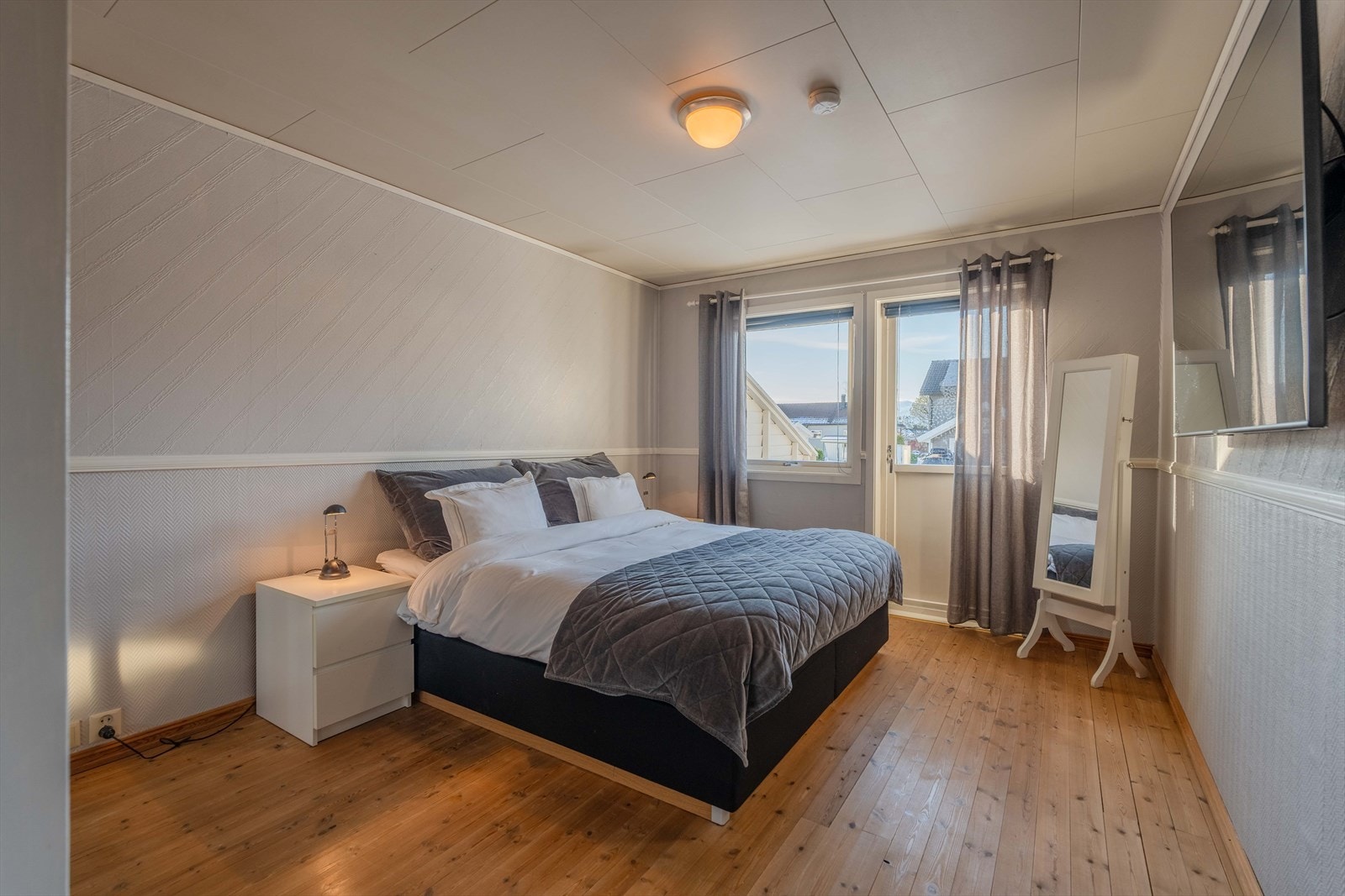 Hovedsoverom med skyvedørsgarderobe. Utgang til terrasse Galleribilde