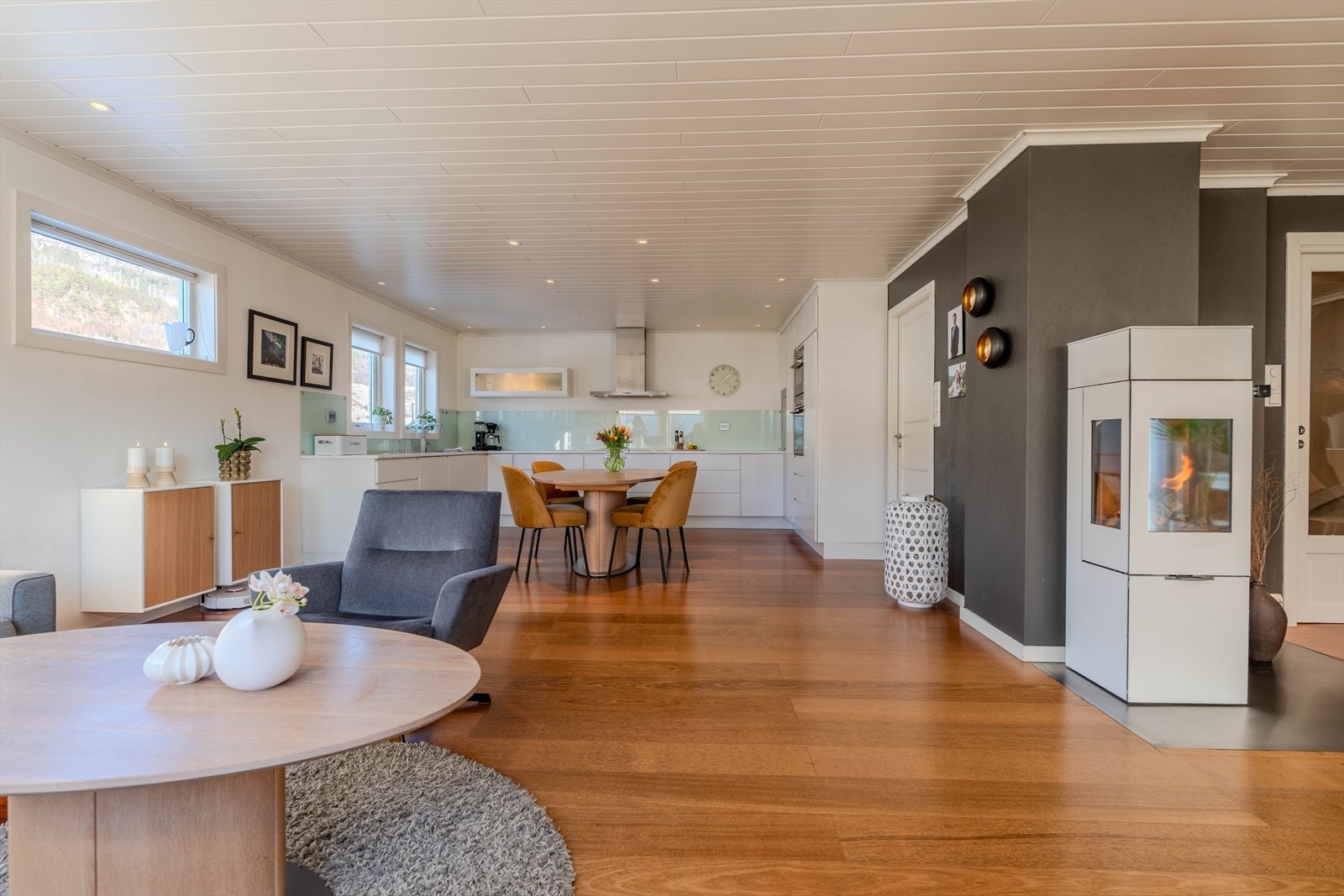 Romslig kjøkken/stue Galleribilde