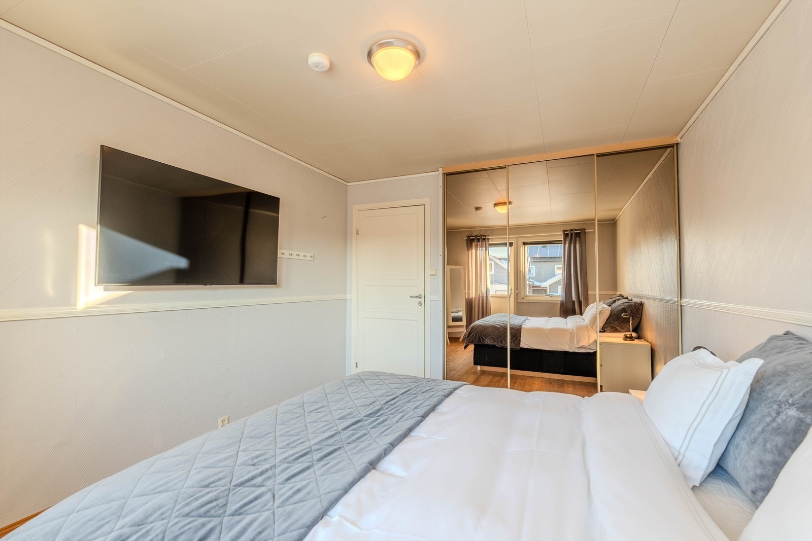 Hovedsoverom med skyvedørsgarderobe. Utgang til terrasse Galleribilde