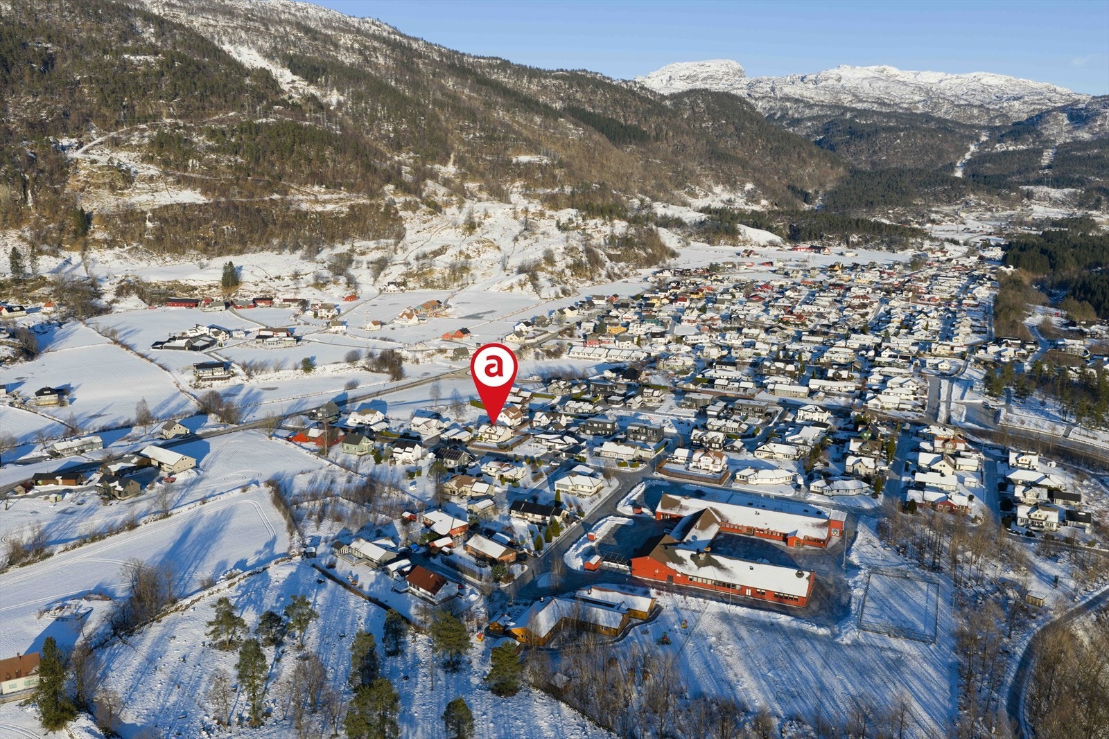 Oversikt Rød - beliggende like ved barnehage og skole Galleribilde