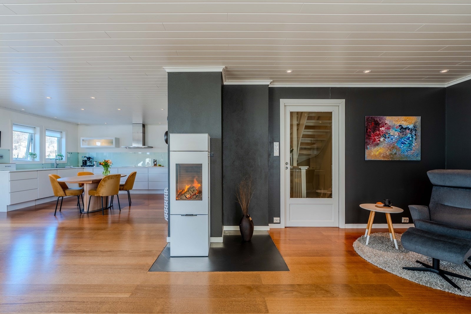 Stue/Kjøkken renovert i 2013. Ny vedovn i 2016 Galleribilde