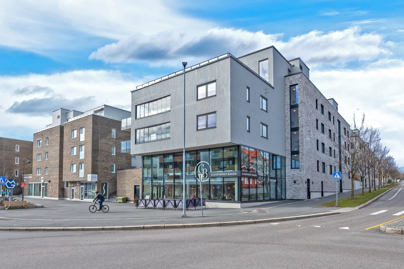 På glassverket finnes du flere tilbud, blandt annet populære Glassverket Bakeri, Bunnpris, og apotek Galleribilde