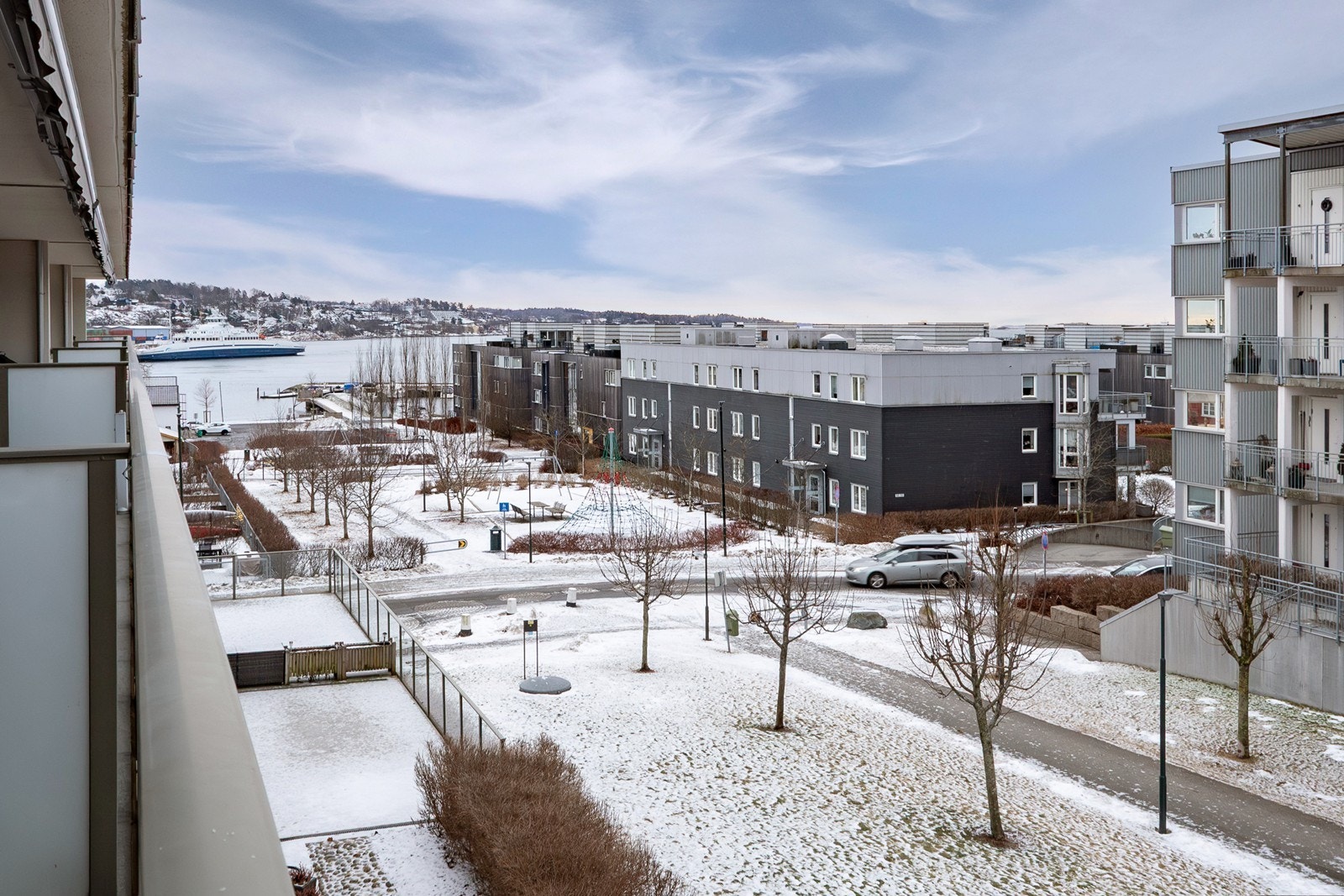 Fra den vestvendte uteplassen har du flott utsikt mot Oslofjorden og gode solforhold på ettermiddag og kveld Galleribilde