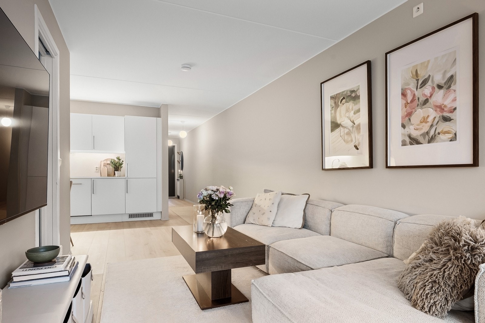 Kjøkkenet ligger i åpen løsning mot stuen Galleribilde