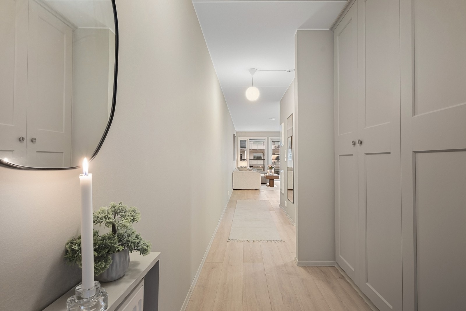 Vel inne møtes du av en innbydende entré med nye garderobeskap fra 2024 Galleribilde