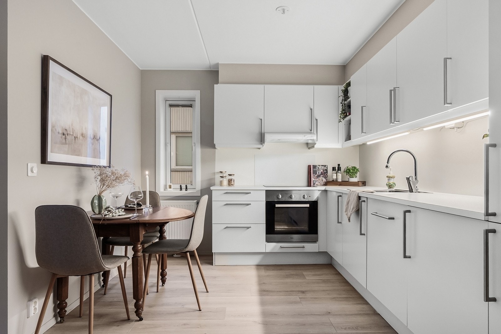 Leilighetens endebeliggenhet gir et ekstra kjøkkenvindu som tilfører ytterligere lys og en luftig romfølelse Galleribilde